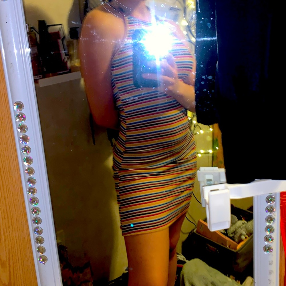 this a tight dress size small upbove ur knees, the colors are 🟣🔵🟡⚪️⚫️🔴.